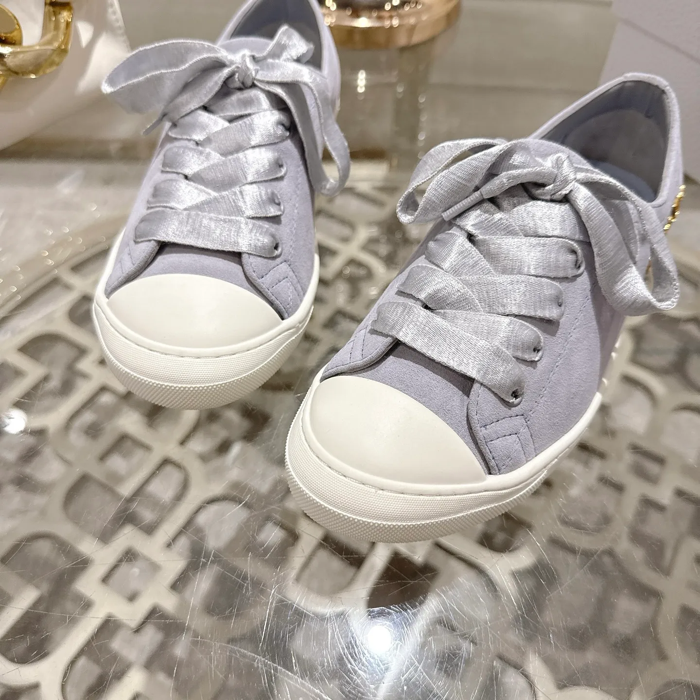 👟👟Ex-factory price 520👟👟 DIOR Dior's 2025 latest lucky satin casual shoes thin-soled shoes. Many celebrity Internet celebrities planted Chanristian Dior logo buckles. The designer really understands the needs of girls in summer. This new product Lucky thin-soled shoes are as cute as her name. The thin sole + shallow mouth design makes the whole pair of shoes very light and easy to wear. Fabric: Satin with wide satin laces of the same color. They are so beautiful that they are speechless in the sun. The soft shoe body looks like stepping on clouds with socks and culottes. It is windy and lazy when walking. It gives you the "effortless" elegance when you take a shot. Outsole: Original molded TPU outsole Size: 35-41 (41 is custom-made and cannot be returned or exchanged)